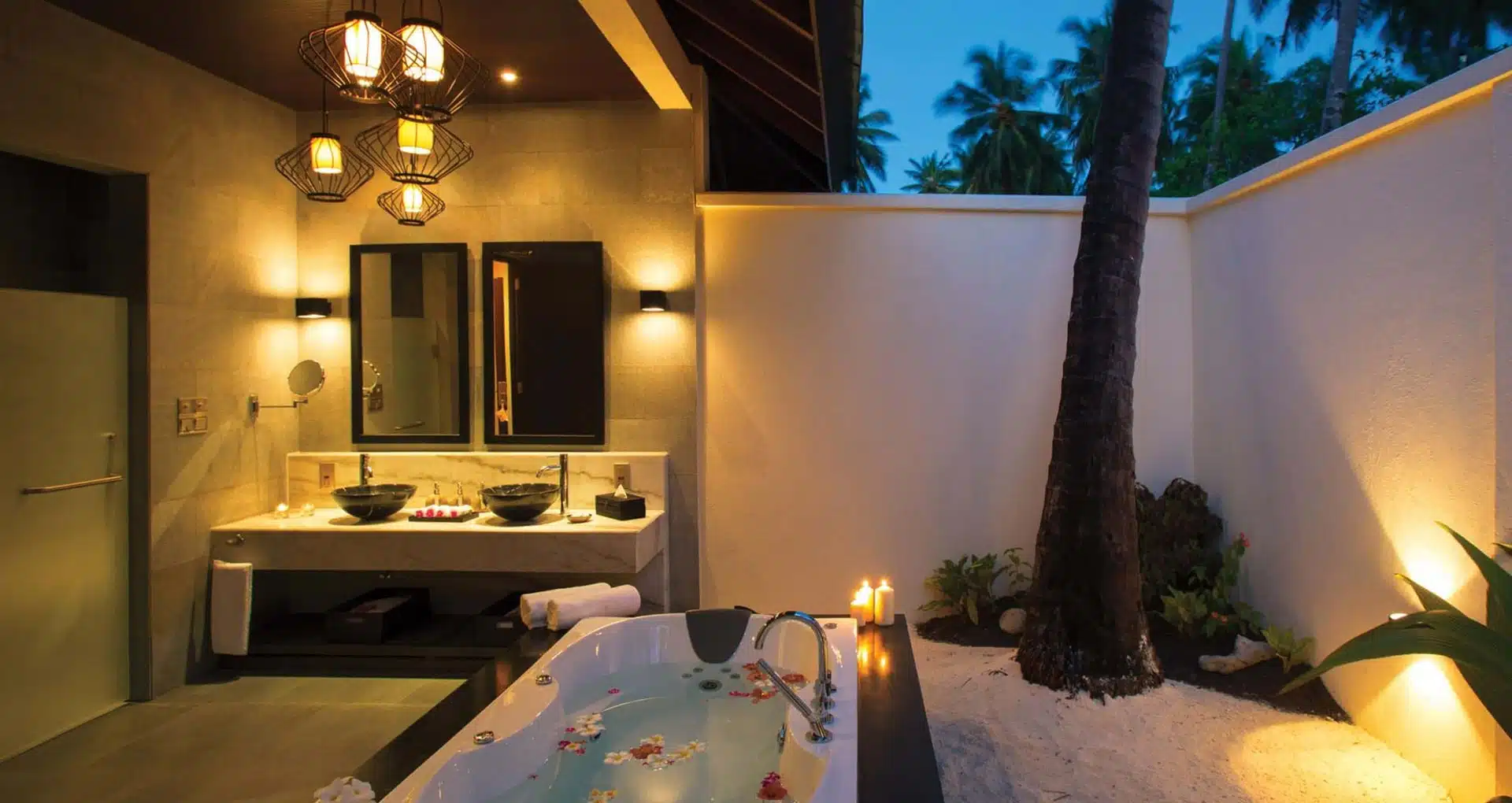 Bathroom with jacuzzi Sunset Beach Villa - Atmosphere Kanifushi Maldives